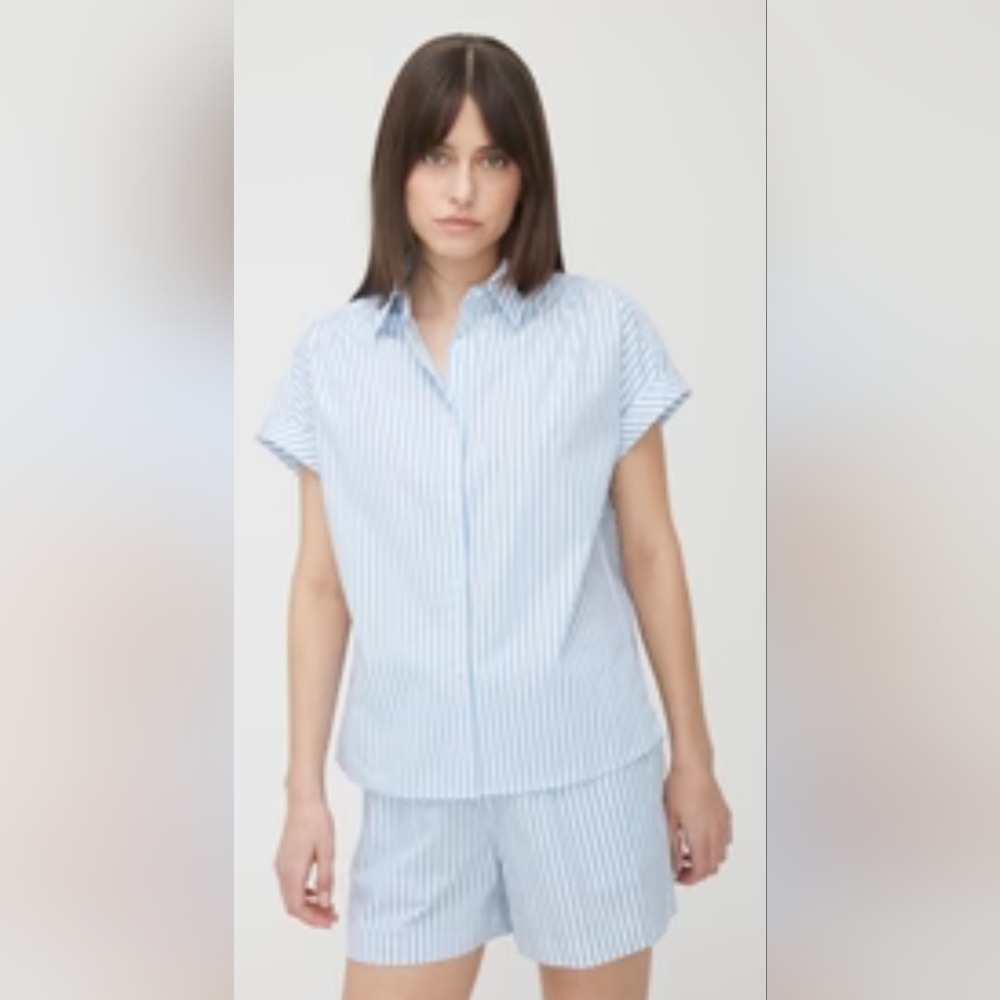 KIT + ACE Marbella Blue White Striped Shortsleeve Buttondown Shirt. Medium. NWT